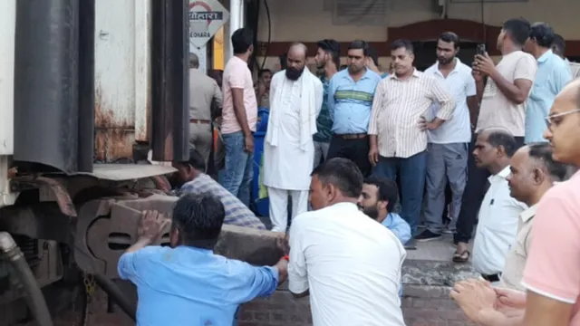 kisan-express-train-splits-into-two-parts-in-ups-bijnor-stranded-police-recruitment-candidates-sent-by-buses